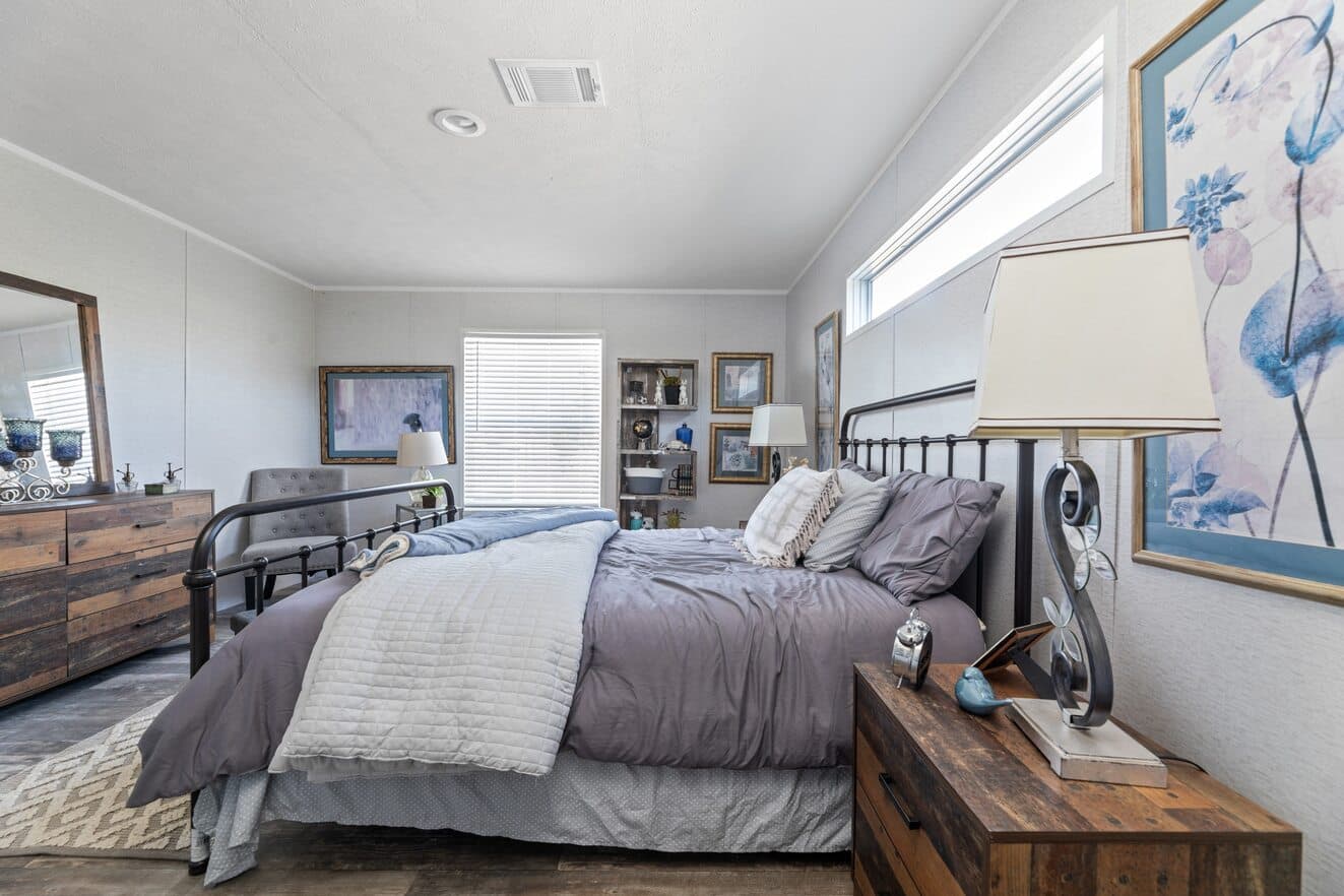 Valu premier 32483g bedroom home features