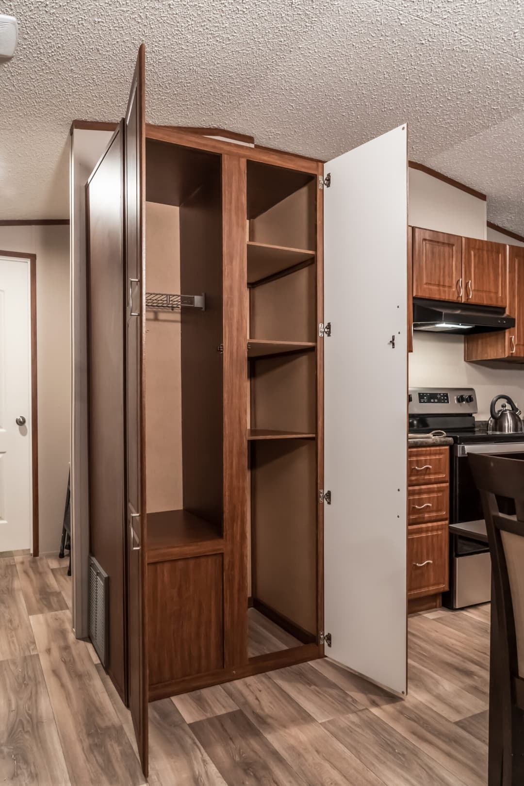 Classic c-1664-32c interior home features