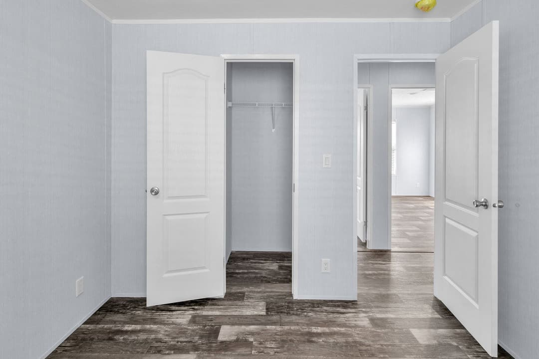 Valu 28563u bedroom home features