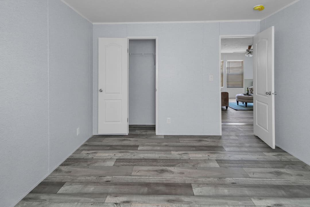 Valu premier 32643g bedroom home features