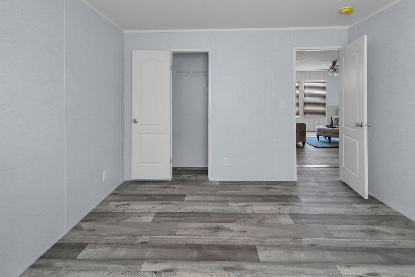 Valu premier 32643g bedroom home features