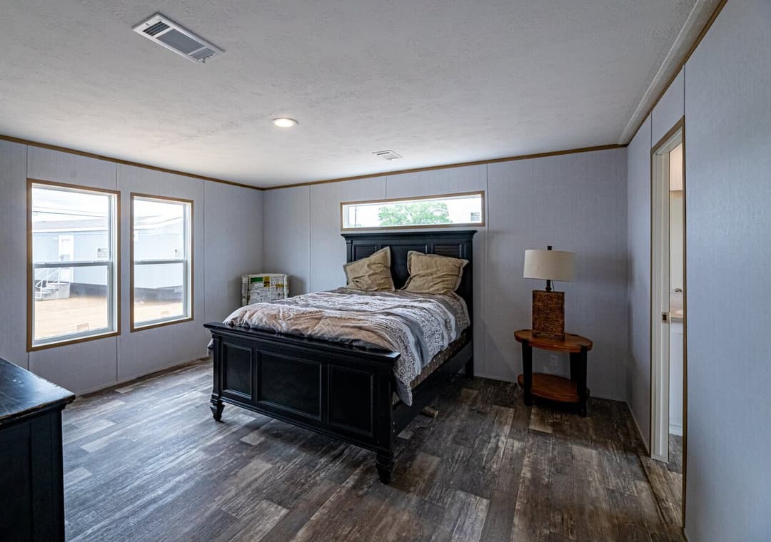 Valu premier 32684g bedroom home features