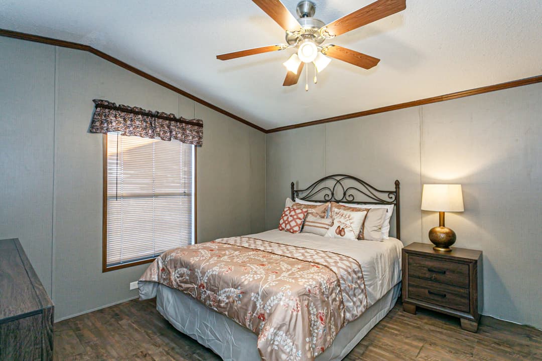 Classic c-1872-32a bedroom home features